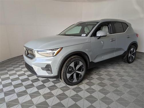 2025 Volvo XC40 B5 Plus Bright Theme