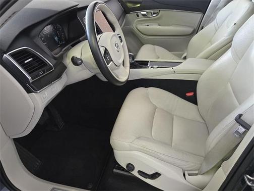 2020 Volvo XC90 T5 Momentum 7 Passenger