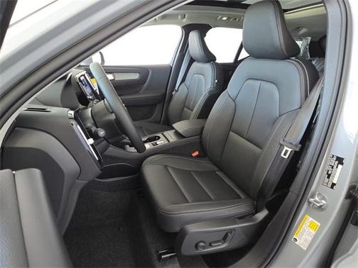 2025 Volvo XC40 B5 Core Bright Theme