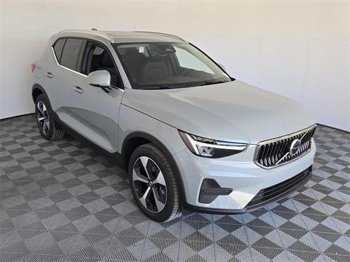 2025 Volvo XC40 B5 Core Bright Theme