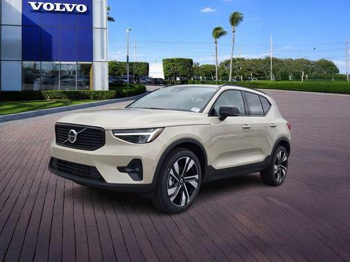Sand Dune Metallic 2026 Volvo XC40 B5 Plus