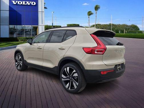 Sand Dune Metallic 2026 Volvo XC40 B5 Plus