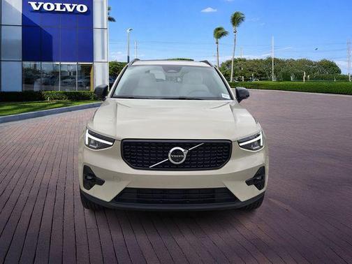 Sand Dune Metallic 2026 Volvo XC40 B5 Plus