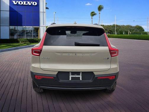 Sand Dune Metallic 2026 Volvo XC40 B5 Plus