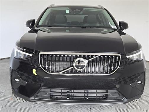 2025 Volvo XC40 B5 Ultra Bright Theme
