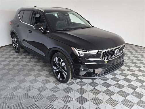2025 Volvo XC40 B5 Ultra Bright Theme