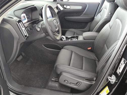 2025 Volvo XC40 B5 Ultra Bright Theme