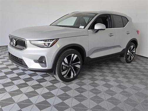 2025 Volvo XC40 B5 Ultra Bright Theme