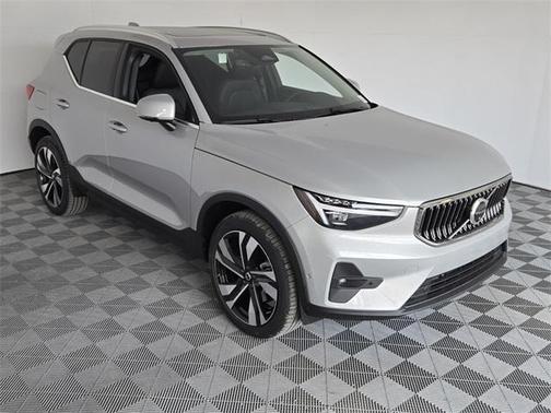 2025 Volvo XC40 B5 Ultra Bright Theme