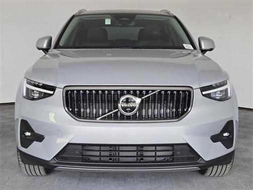 2025 Volvo XC40 B5 Ultra Bright Theme