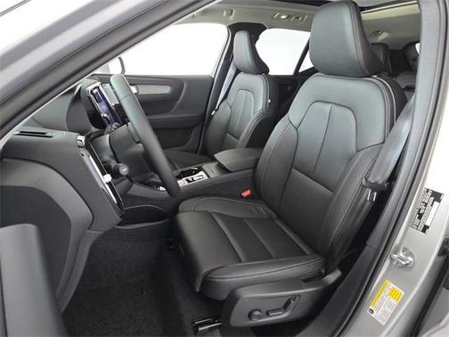 2025 Volvo XC40 B5 Ultra Bright Theme