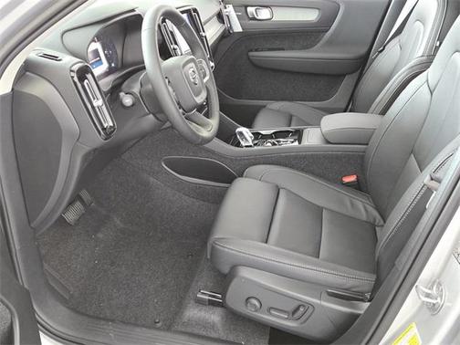 2025 Volvo XC40 B5 Ultra Bright Theme