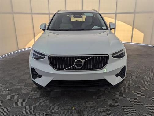 2025 Volvo XC40 B5 Ultra Bright Theme