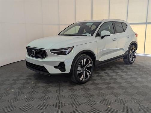 2025 Volvo XC40 B5 Ultra Bright Theme