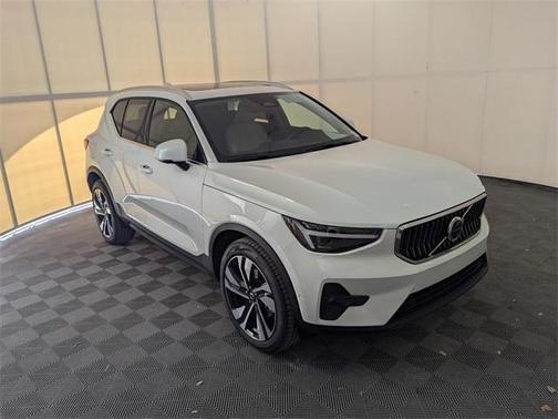 2025 Volvo XC40 B5 Ultra Bright Theme