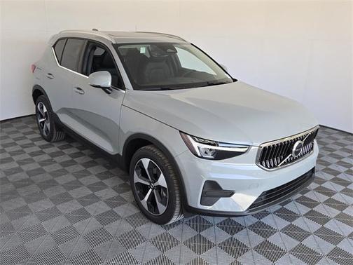 2025 Volvo XC40 B5 Core Bright Theme