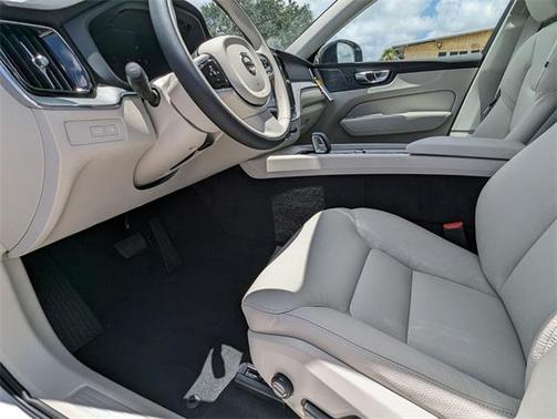 2025 Volvo XC60 Plug-In Hybrid T8 Plus