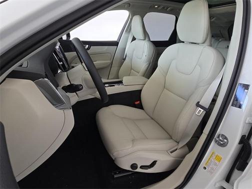 2025 Volvo XC60 Plug-In Hybrid T8 Plus