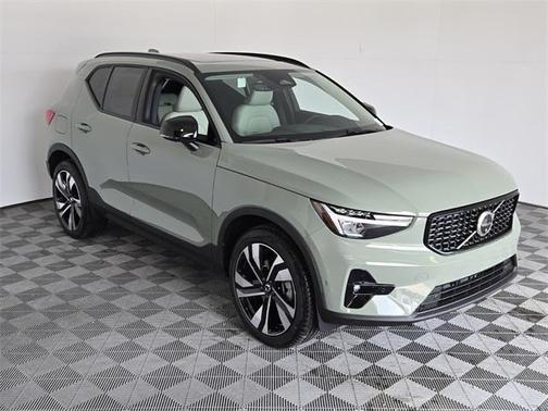 2025 Volvo XC40 B5 Plus Dark Theme