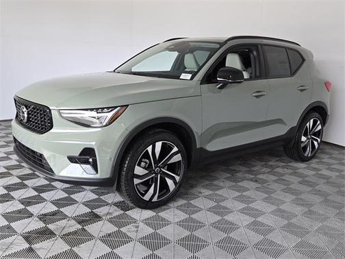 2025 Volvo XC40 B5 Plus Dark Theme