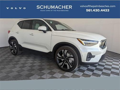 2025 Volvo XC40 B5 Ultra Bright Theme