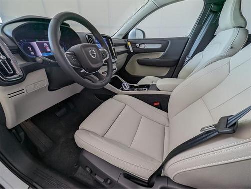 2025 Volvo XC40 B5 Ultra Bright Theme