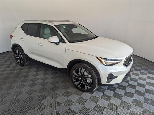 2025 Volvo XC40 B5 Ultra Bright Theme