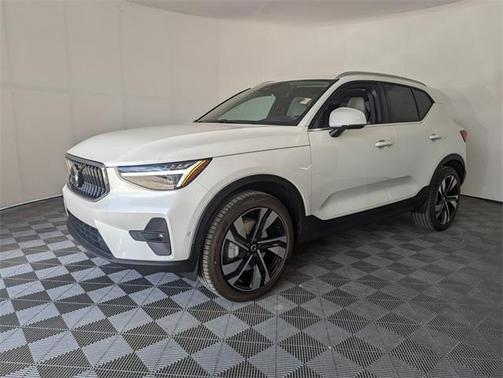 2025 Volvo XC40 B5 Ultra Bright Theme