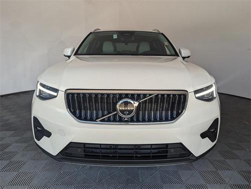 2025 Volvo XC40 B5 Ultra Bright Theme