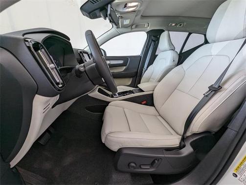 2025 Volvo XC40 B5 Ultra Bright Theme