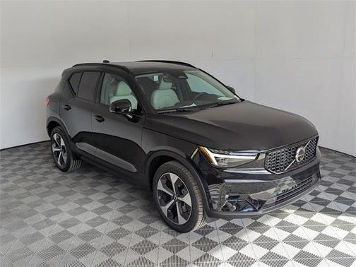 2025 Volvo XC40 B5 Plus Dark Theme