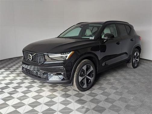 2025 Volvo XC40 B5 Plus Dark Theme