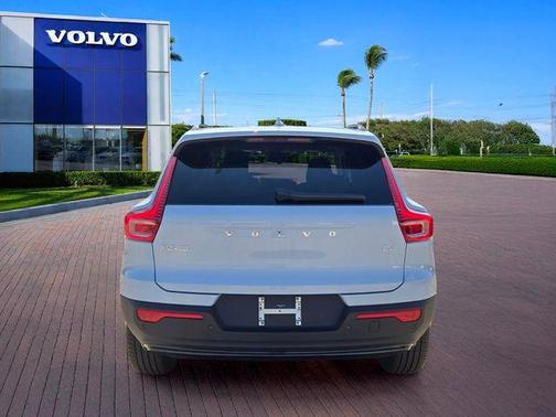 Cloud 9 White 2026 Volvo XC40 B4 Core