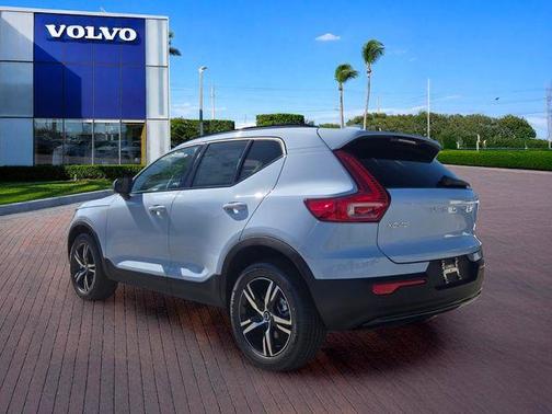 Cloud 9 White 2026 Volvo XC40 B4 Core