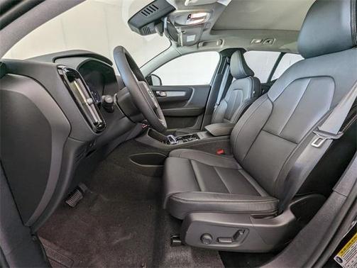 2025 Volvo XC40 B5 Plus Bright Theme