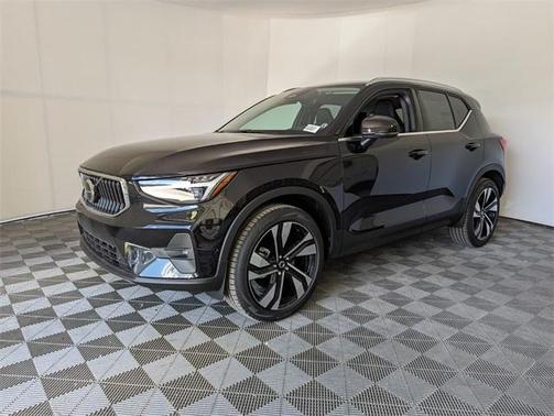 2025 Volvo XC40 B5 Plus Bright Theme