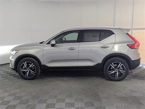 2025 Volvo XC40 B5 Core Bright Theme