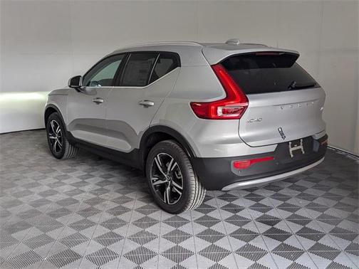 2025 Volvo XC40 B5 Core Bright Theme