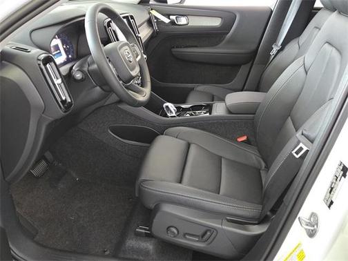2025 Volvo XC40 B5 Ultra Dark Theme