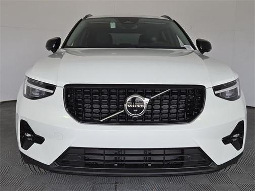 2025 Volvo XC40 B5 Ultra Dark Theme