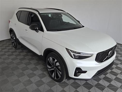 2025 Volvo XC40 B5 Ultra Dark Theme