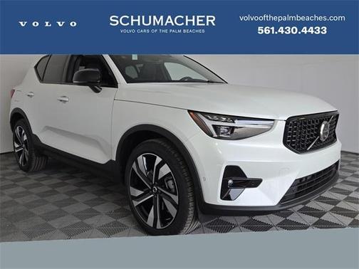 2025 Volvo XC40 B5 Ultra Dark Theme