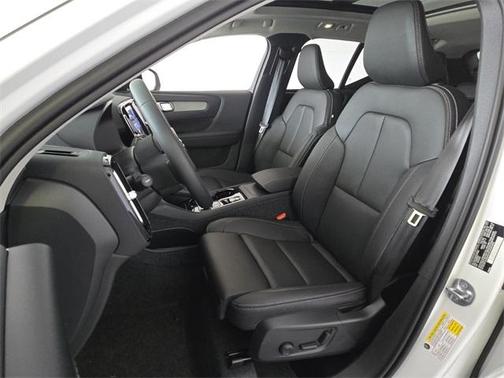 2025 Volvo XC40 B5 Ultra Dark Theme