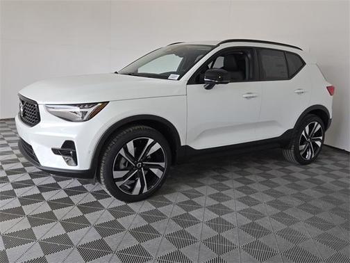 2025 Volvo XC40 B5 Ultra Dark Theme