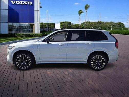 2026 Volvo XC90 Plug-In Hybrid T8 Ultra Dark Theme 6-Seater