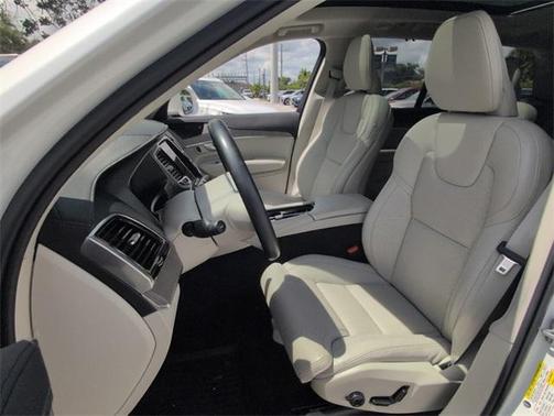2024 Volvo XC90 B6 Ultimate Bright Theme 6-Seater