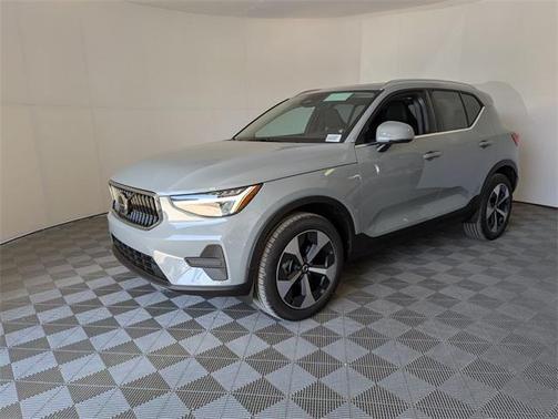 2025 Volvo XC40 B5 Core Bright Theme