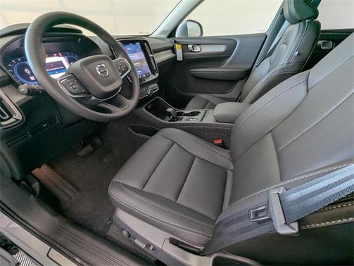 2025 Volvo XC40 B5 Core Bright Theme