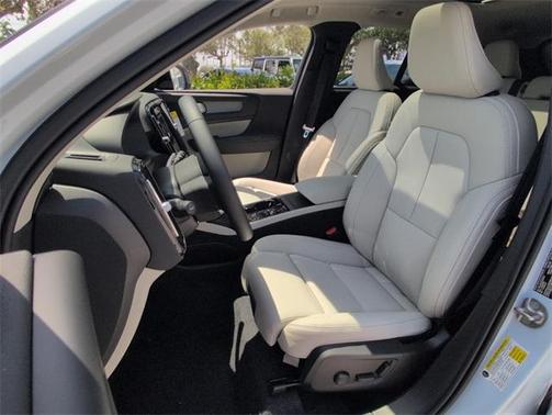 2026 Volvo XC40 B5 Plus