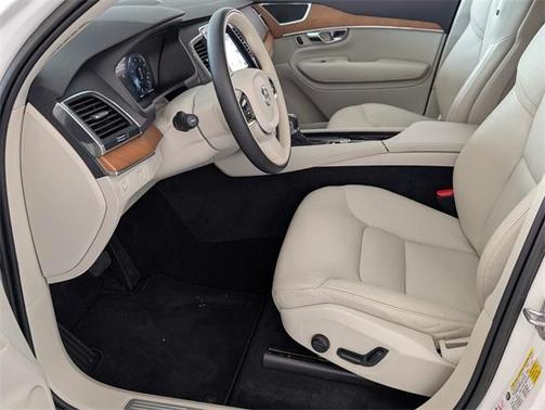 2022 Volvo XC90 T6 Momentum 7 Passenger